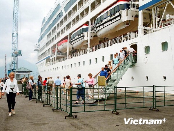 Cảng Chân Mây đón trên 34 000 khách du lịch tàu biển đến tham quan Cố đô Huế